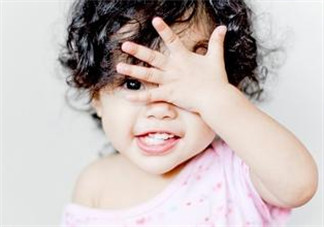 寶寶總是拿手揉眼睛是怎么了？寶寶眼睛癢怎么處理？