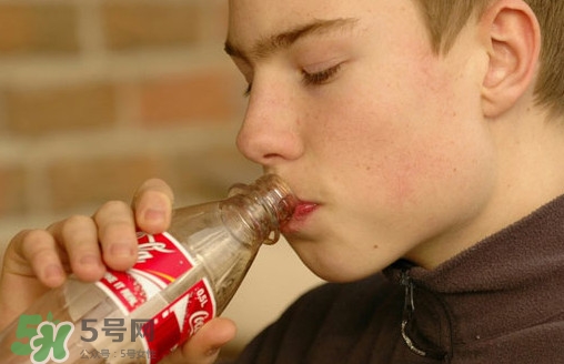 喝碳酸飲料會(huì)殺精嗎？碳酸飲料會(huì)導(dǎo)致不孕嗎