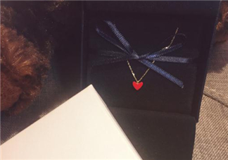 ahkah小紅心項(xiàng)鏈多少錢(qián)？ahkah紅心鎖骨鏈專(zhuān)柜價(jià)格