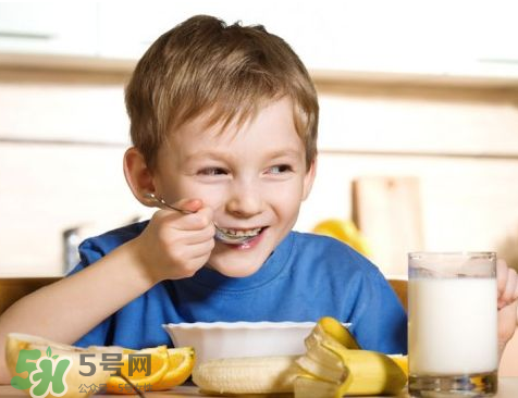 男童愛(ài)喝飲料喉嚨布滿鵝卵石 兒童愛(ài)喝飲料的危害 男童愛(ài)喝飲料喉嚨布滿鵝卵石 兒童愛(ài)喝飲料的危害