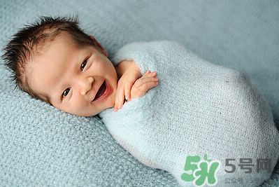 新生兒吃母乳一次吃多久？新生兒吃母乳一次十分鐘正常嗎？