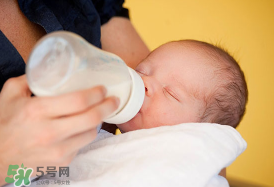 嬰兒吐奶和嘔吐的區(qū)別？怎么判斷嬰兒是吐奶還是嘔吐？