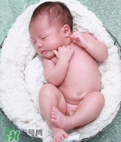 寶寶吐奶和哭有關(guān)系嗎？寶寶哭會(huì)引起吐奶嗎？