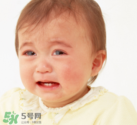 寶寶吐奶和哭有關(guān)系嗎？寶寶哭會(huì)引起吐奶嗎？