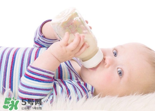 嬰兒吐奶和溢奶的區(qū)別 嬰兒溢奶和吐奶有何不同？