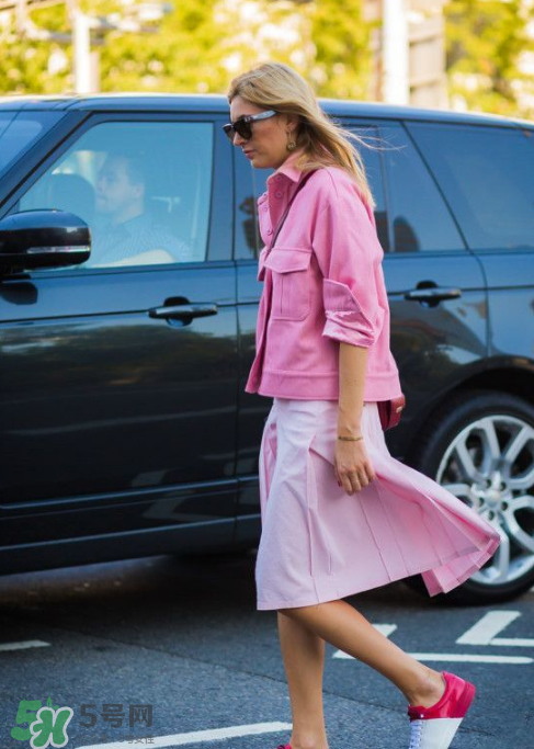 百褶裙怎么搭配好看？百褶裙配什么衣服好看？