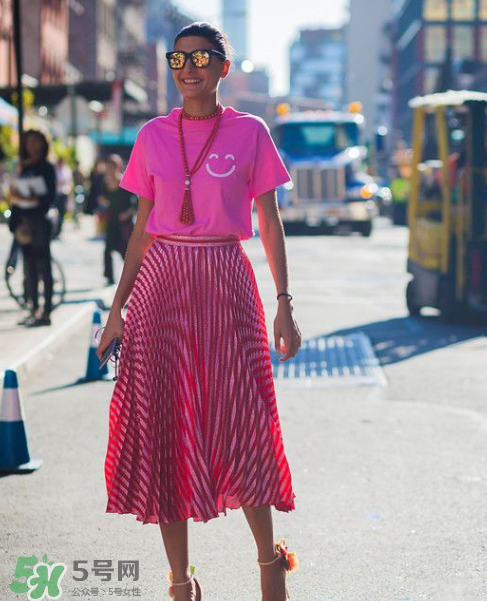 百褶裙怎么搭配好看？百褶裙配什么衣服好看？