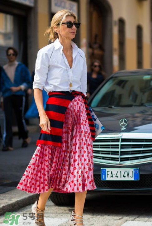 百褶裙怎么搭配好看？百褶裙配什么衣服好看？