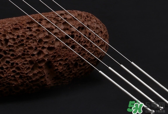 針灸能治療哪些?。抗糯樉挠镁呤菐揍?></p><p>鍉針</p><p>古針具名。九針之一。《靈樞·九針論》：“鍉針，取法于黍粟之銳，長(zhǎng)三寸半，主按脈取氣，令邪出。 又稱推針，是通過對(duì)經(jīng)絡(luò)穴位的皮膚表面進(jìn)行按壓以治療疾病的一種方法。鍉針長(zhǎng)約3——4寸，以粗鋼絲制成，也可采用骨質(zhì)或硬木制成。針頭鈍圓，不致刺入皮膚，用于穴位表面的推壓。柄部或用鋁絲纏繞，在推壓時(shí)可以用指甲沿上下方向刮動(dòng)，以增強(qiáng)感覺。</p><p>鋒針</p><p>古代九針的一種。即現(xiàn)代常用的”三棱針“。針體圓，針尖呈三棱狀，有刃。主要用于刺破皮下靜脈及小血管，治療癰腫、熱病、急性胃腸炎等。</p><p>鈹針</p><p>鈹針，古針具名，九針之一，亦稱（钅非）針、鈹?shù)丁︶?。《靈樞·九針論》：”鈹針，取法于劍鋒，廣二分半，長(zhǎng)四寸，主大癰膿，兩熱爭(zhēng)者也。“是形如寶劍，兩面有刃的針具。多用于外科，以刺破癰疽，排出膿血。</p><p>圓利針</p><p>古代九針的一種。狀如馬尾，針尖又圓又尖。多用于治療癰腫、痹病和某些急性病。</p><p>毫針</p><p>毫針（filiform needle），是用金屬制作而成的，以不銹鋼為制針材料者最常用。不銹鋼毫針具有較高的強(qiáng)度和韌性，針體挺直滑利，能耐熱和防銹，不易被化學(xué)物品腐蝕，故目前被臨床上廣泛采用。也有用其他金屬制作的毫針，如金針、銀針，其導(dǎo)電、傳熱性能雖明顯優(yōu)于不銹鋼毫針，但針體較粗，強(qiáng)度、韌性不如不銹鋼針，加之價(jià)格昂貴，一般臨床比較少用。至于鐵針和普通鋼針，因容易銹蝕，彈性、韌性及牢固度也差，除偶用于磁針法外，目前已不采用。</p><p>長(zhǎng)針</p><p>古代九針的一種。針體較長(zhǎng)，一般為六至七寸（相當(dāng)于 20——23 厘米）或更長(zhǎng)一些。 多用于深刺，以治療慢性風(fēng)濕病、坐骨神經(jīng)痛等。</p><p>大針</p><p>針尖形如杖，略圓，似鋒針，長(zhǎng)4寸。大針主治關(guān)節(jié)內(nèi)有水氣停留的疾患，用以瀉水。這種針也可用以通利九竅，祛除三百六十五節(jié)的邪氣。</p><p style=