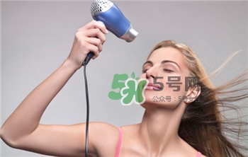 吹風(fēng)機(jī)吹頭發(fā)的危害 吹風(fēng)機(jī)正確使用方法 吹風(fēng)機(jī)吹頭發(fā)的危害 吹風(fēng)機(jī)正確使用方法