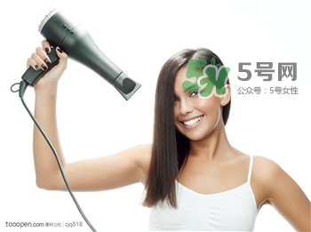 吹風(fēng)機(jī)吹頭發(fā)的危害 吹風(fēng)機(jī)正確使用方法 吹風(fēng)機(jī)吹頭發(fā)的危害 吹風(fēng)機(jī)正確使用方法
