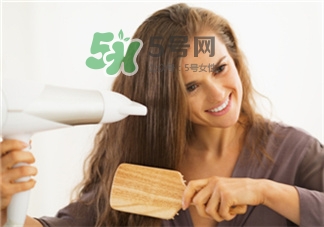 吹風(fēng)機(jī)吹頭發(fā)的危害 吹風(fēng)機(jī)正確使用方法 吹風(fēng)機(jī)吹頭發(fā)的危害 吹風(fēng)機(jī)正確使用方法