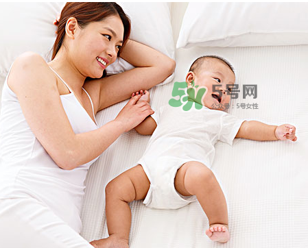 低齡寶寶家庭親子游戲介紹 適合低齡寶寶的親子游戲有哪些？