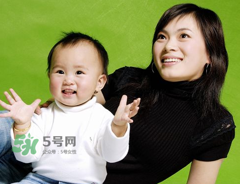 低齡寶寶家庭親子游戲介紹 適合低齡寶寶的親子游戲有哪些？