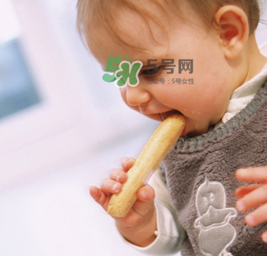 寶寶沒(méi)長(zhǎng)牙能吃磨牙棒嗎？寶寶沒(méi)長(zhǎng)牙可以吃磨牙餅干嗎？