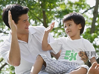 孩子大哭大鬧時該怎么辦 孩子渴望被關(guān)注的心理 孩子大哭大鬧時該怎么辦 孩子渴望被關(guān)注的心理