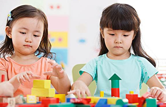 孩子在幼兒園受欺負怎么辦？孩子在幼兒園不合群怎么辦？