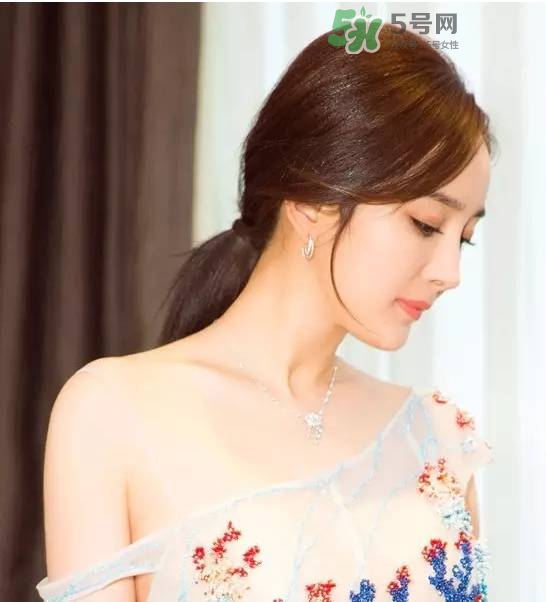 大圓臉怎么扎馬尾好看 圓臉適合扎什么樣的馬尾 大圓臉怎么扎馬尾好看 圓臉適合扎什么樣的馬尾