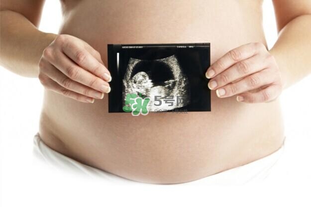 產(chǎn)檢刷醫(yī)?？軋?bào)銷(xiāo)嗎？產(chǎn)檢可以刷醫(yī)?？▎幔?></p><p>3.女職工在妊娠期、分娩期、產(chǎn)褥期內(nèi)因生育發(fā)生的符合規(guī)定的醫(yī)療費(fèi)用，由生育保險(xiǎn)基金按照定額標(biāo)準(zhǔn)進(jìn)行補(bǔ)償;(這個(gè)標(biāo)準(zhǔn)每個(gè)地區(qū)各不相同，以浙江省為例)：(1)早期妊娠門(mén)診流產(chǎn)(含藥物流產(chǎn))200元;(2)早期妊娠住院流產(chǎn)1000元;(3)中期妊娠住院引產(chǎn)1500元;(4)正常分娩2000元;(5)手術(shù)助產(chǎn)(器械助產(chǎn)、側(cè)切助產(chǎn)、會(huì)陰側(cè)切)2500元;(6)剖宮產(chǎn)4000元;(8)宮外孕手術(shù)4500元(保守治療的按照早期妊娠住院流產(chǎn)標(biāo)準(zhǔn))。</p><p style=