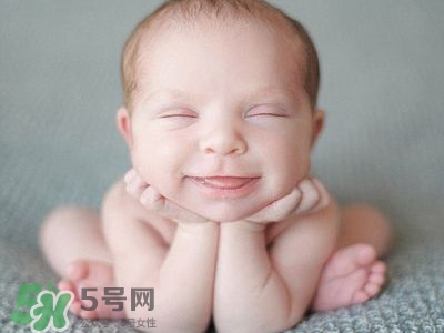 寶寶剛出生可以喝奶粉嗎？剛出生的寶寶喝多少奶粉？