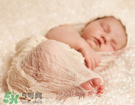 寶寶剛出生可以喝奶粉嗎？剛出生的寶寶喝多少奶粉？