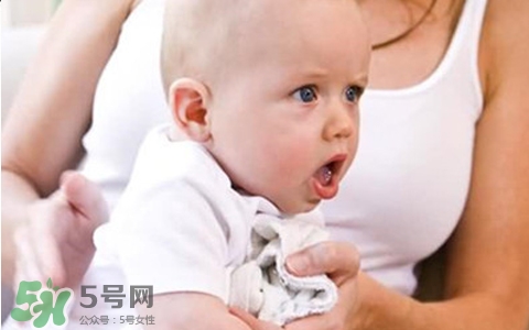 新生兒吐奶是什么原因？新生兒吐奶從鼻子出來怎么回事？