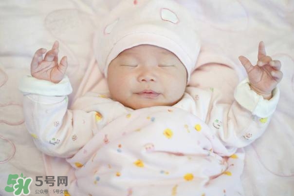 寶寶剛出生可以喝奶粉嗎？剛出生的寶寶喝多少奶粉？