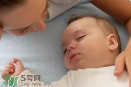 寶寶驚跳反應(yīng)什么時候消失？寶寶驚跳反射太頻繁怎么辦？