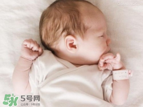 寶寶驚跳反應(yīng)什么時候消失？寶寶驚跳反射太頻繁怎么辦？