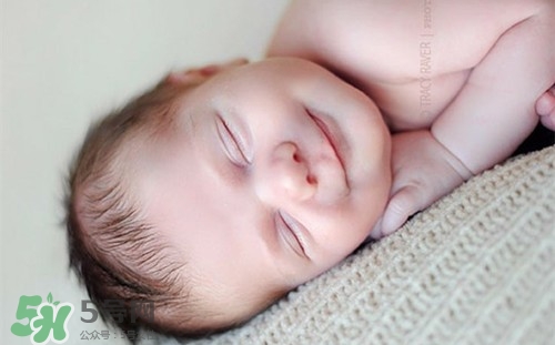 寶寶驚跳反應(yīng)什么時候消失？寶寶驚跳反射太頻繁怎么辦？