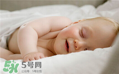 寶寶驚跳反應(yīng)什么時候消失？寶寶驚跳反射太頻繁怎么辦？