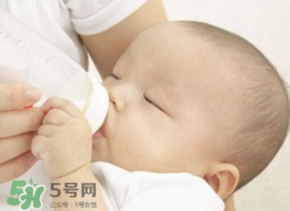 新生兒嗜睡吃奶量少要緊嗎？新生兒吃奶量少怎么辦？