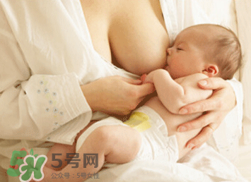 新生兒嗜睡吃奶量少要緊嗎？新生兒吃奶量少怎么辦？