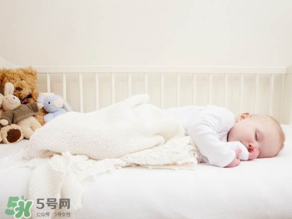 新生兒一天用多少尿不濕？新生兒尿不濕買多大的？