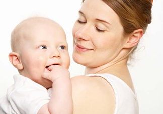 母乳喂養(yǎng)胸部會變形嗎？如何避免產后乳房變形？