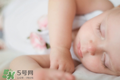 寶寶睡覺不踏實易驚醒 寶寶睡覺不安穩(wěn)原因 寶寶睡覺不踏實易驚醒 寶寶睡覺不安穩(wěn)原因