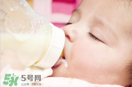 寶寶睡覺吃奶好嗎？寶寶睡覺吃奶怎么辦？
