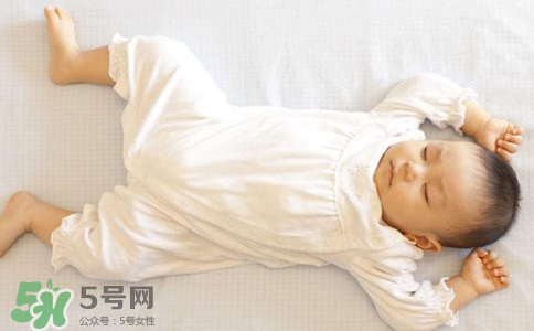 寶寶睡覺突然大哭是什么原因？寶寶睡覺突然哭醒怎么辦？