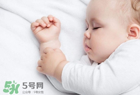 母乳喂養(yǎng)的寶寶需要喂水嗎？母乳喂養(yǎng)的重要性