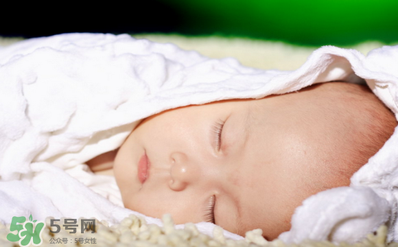 寶寶睡覺頭出汗是熱嗎？寶寶睡覺頭出汗是怎么回事？