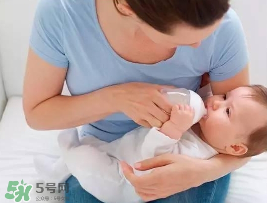 母乳喂養(yǎng)的寶寶需要喂水嗎？母乳喂養(yǎng)的重要性