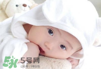 寶寶發(fā)燒睡著了要叫醒吃藥嗎？9個處理寶寶發(fā)燒的辦法