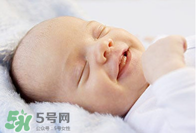 寶寶發(fā)燒出汗可以蓋被子嗎？寶寶發(fā)燒出汗了會退燒嗎？