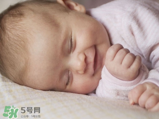 寶寶睡覺為什么會笑？寶寶睡覺笑出聲是做夢了嗎？