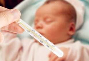 寶寶發(fā)燒睡著了要叫醒吃藥嗎？9個處理寶寶發(fā)燒的辦法