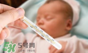 寶寶發(fā)燒睡著了要叫醒吃藥嗎？9個處理寶寶發(fā)燒的辦法