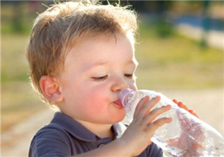 寶寶能喝礦泉水嗎？礦泉水寶寶適合寶寶喝嗎？