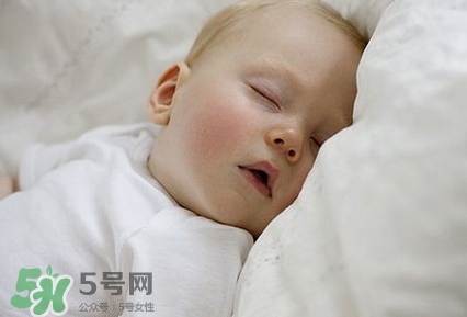 寶寶發(fā)燒睡著了要叫醒吃藥嗎？9個處理寶寶發(fā)燒的辦法