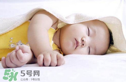 寶寶發(fā)燒睡著了要叫醒吃藥嗎？9個處理寶寶發(fā)燒的辦法