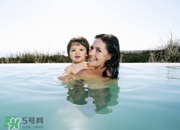 水中分娩時難產(chǎn)怎么辦？水中分娩和無痛分娩哪個好？